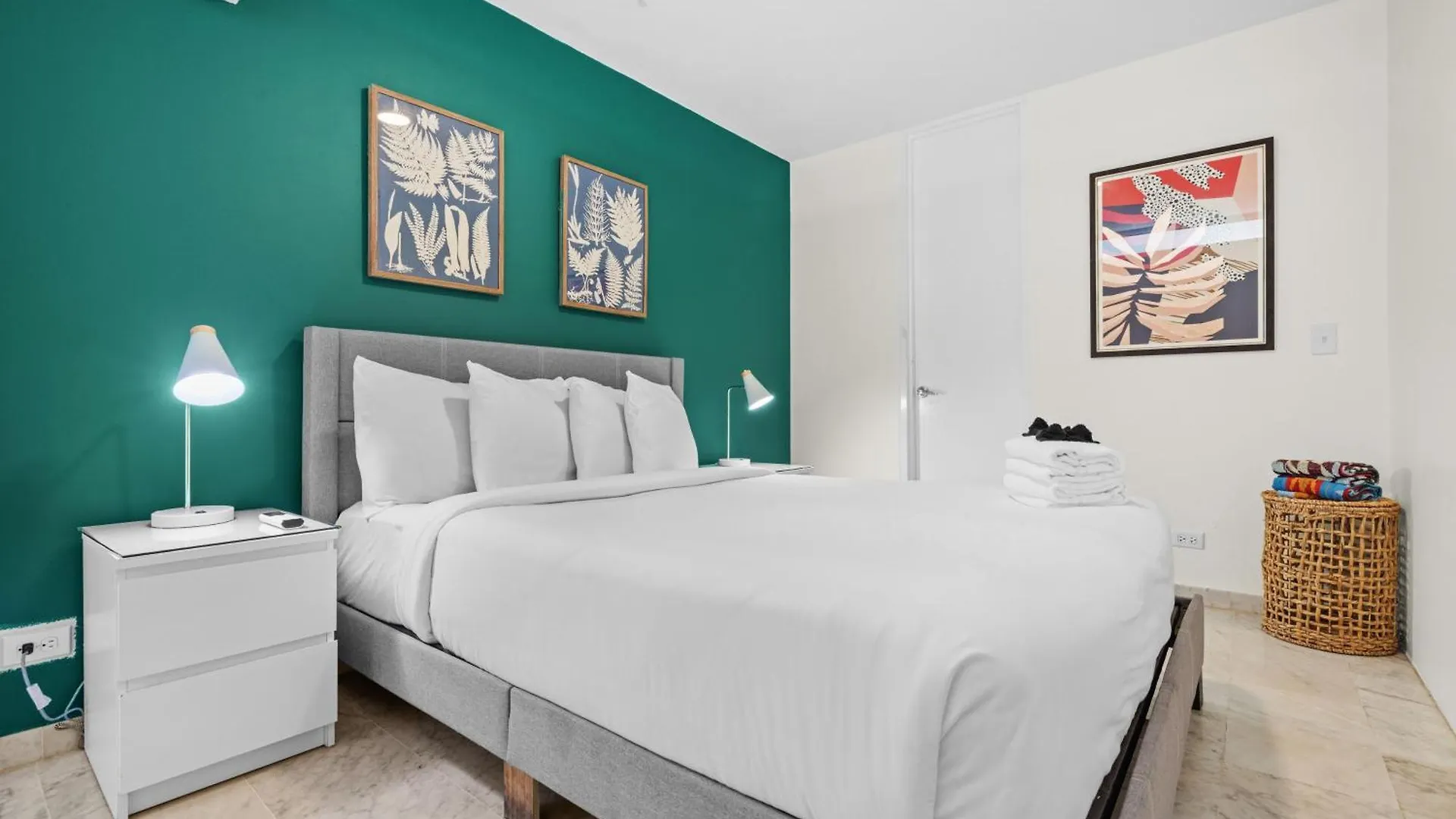 Otium Pool Beach Access San Juan
